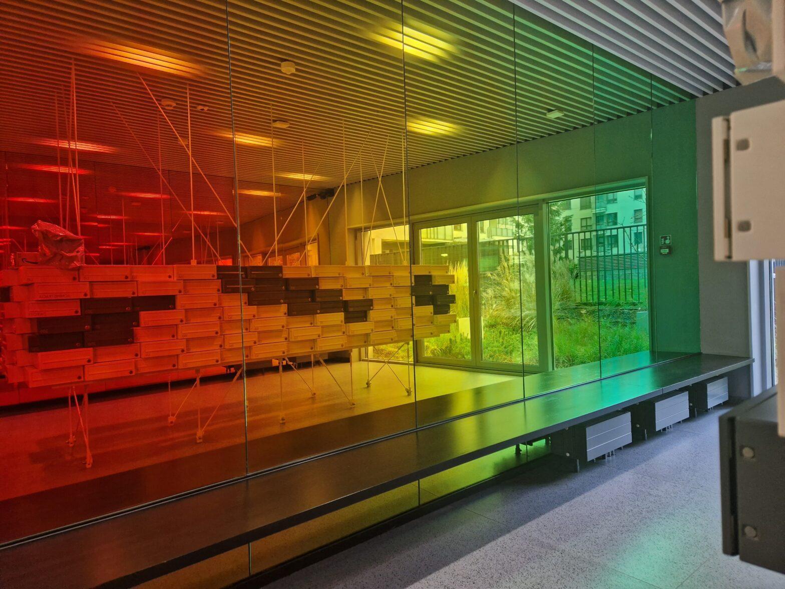 ozdobna folia okienna na wewnętrznym przeszkleniu