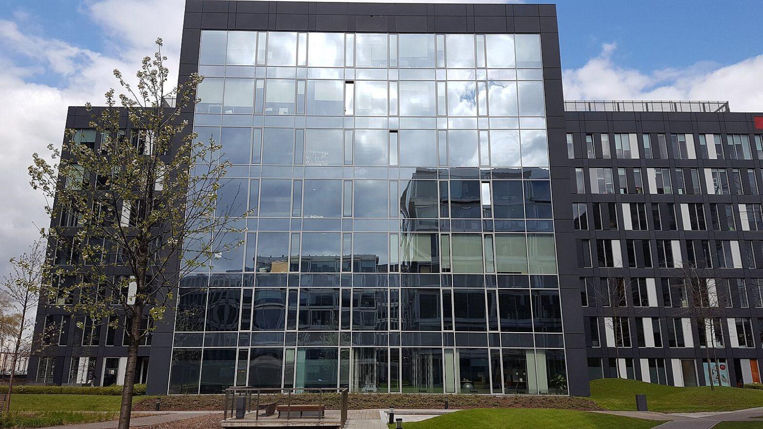 fasada budynku z foliami przeciwsłonecznymi na oknach