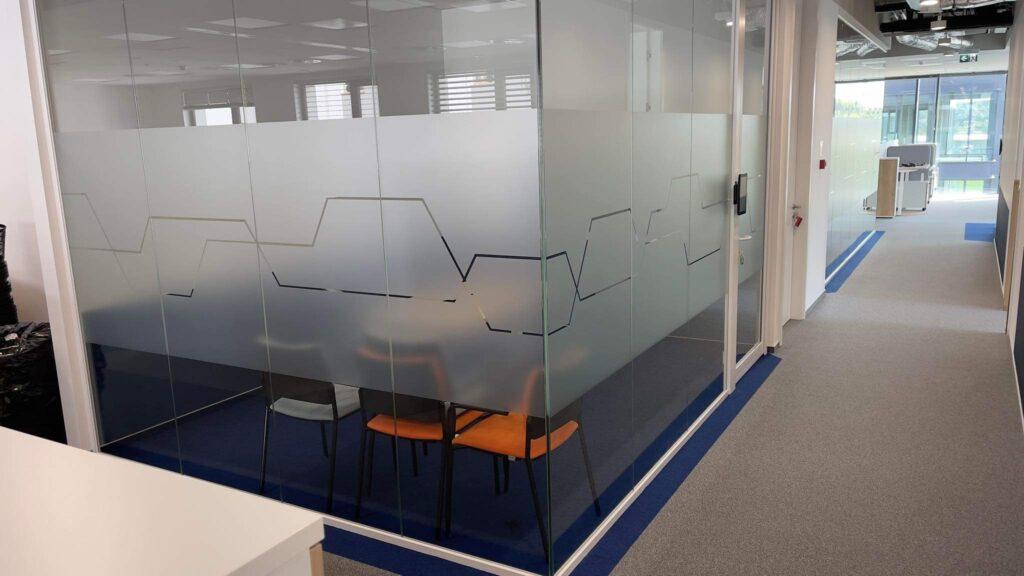 folia na szybach sali konferencyjnej