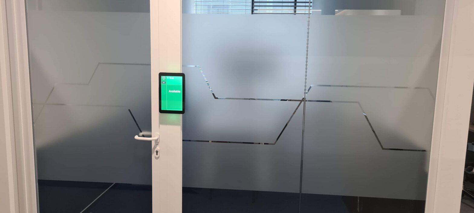 szklane drzwi oklejone folią matową