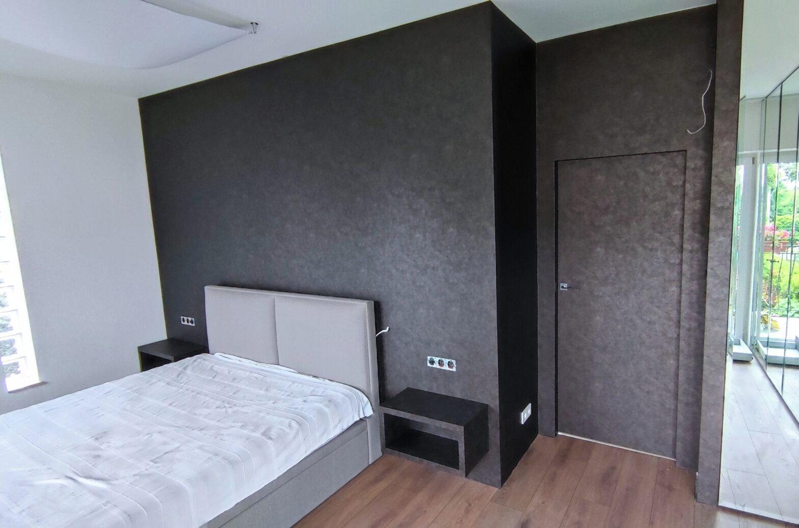 ściana, meble i drzwi oklejone laminatem imitującym kamień