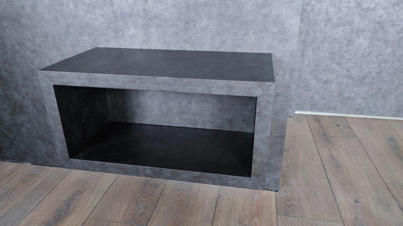 stolik sypialniany oklejony laminatem kolorystycznie dopasowanym do ścian