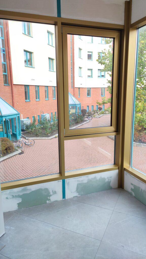 rama okienna oklejona folią