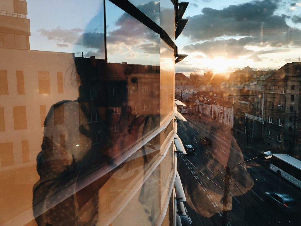 folia na okna zasłaniająca kobietę