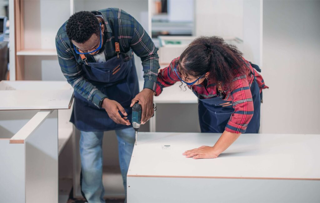 Odnawianie starych mebli przez kobietę i mężczyznę