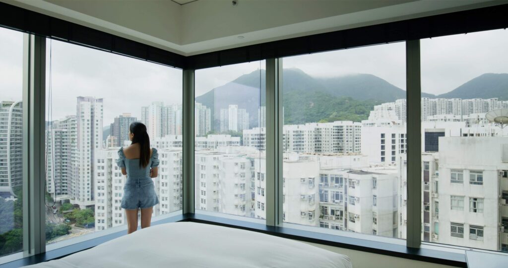 kobieta spoglądająca na miasto