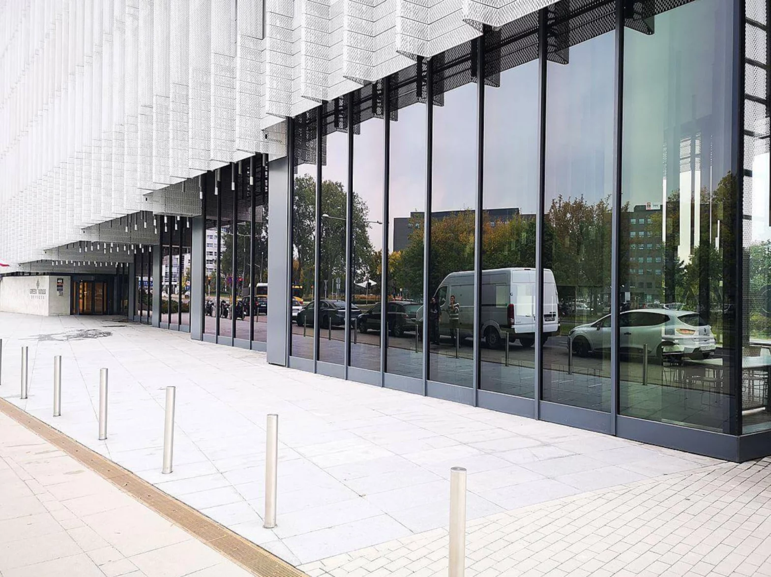 okna biurowca oklejone folią