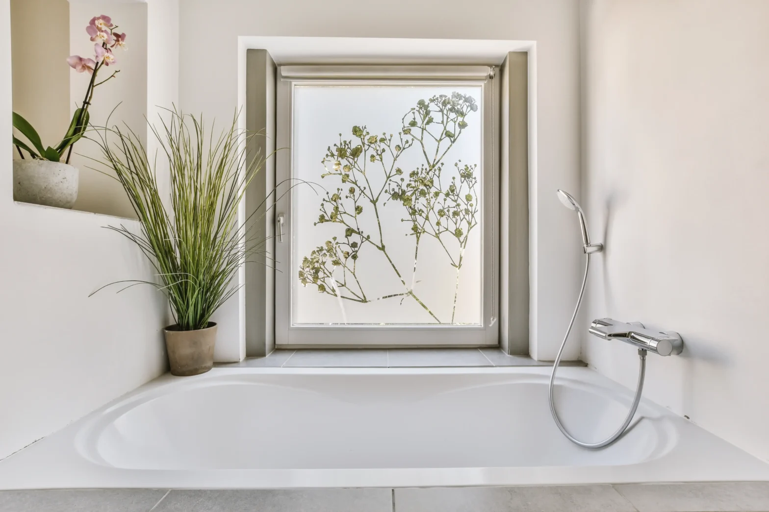 małe okno łazienkowe z ozdobną folią