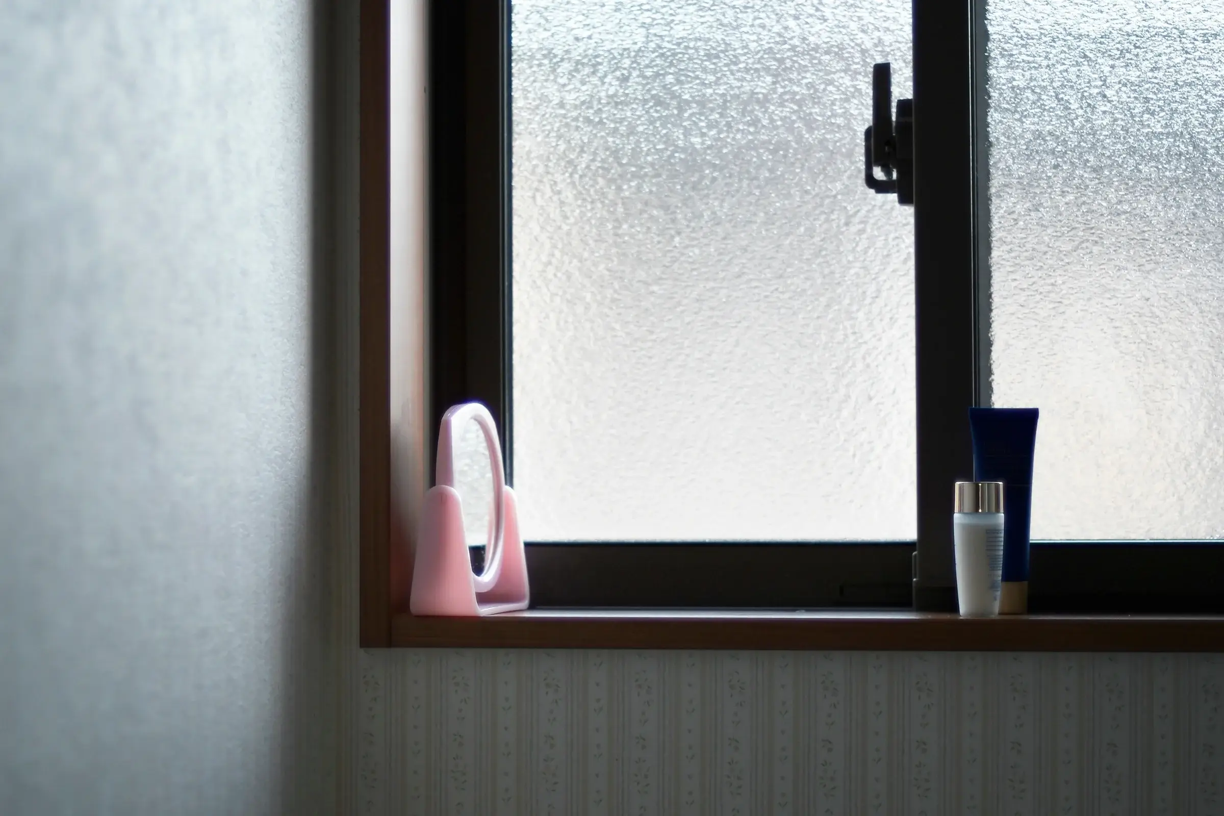 okno łazienkowe z folią dającą efekt szkła mrożonego