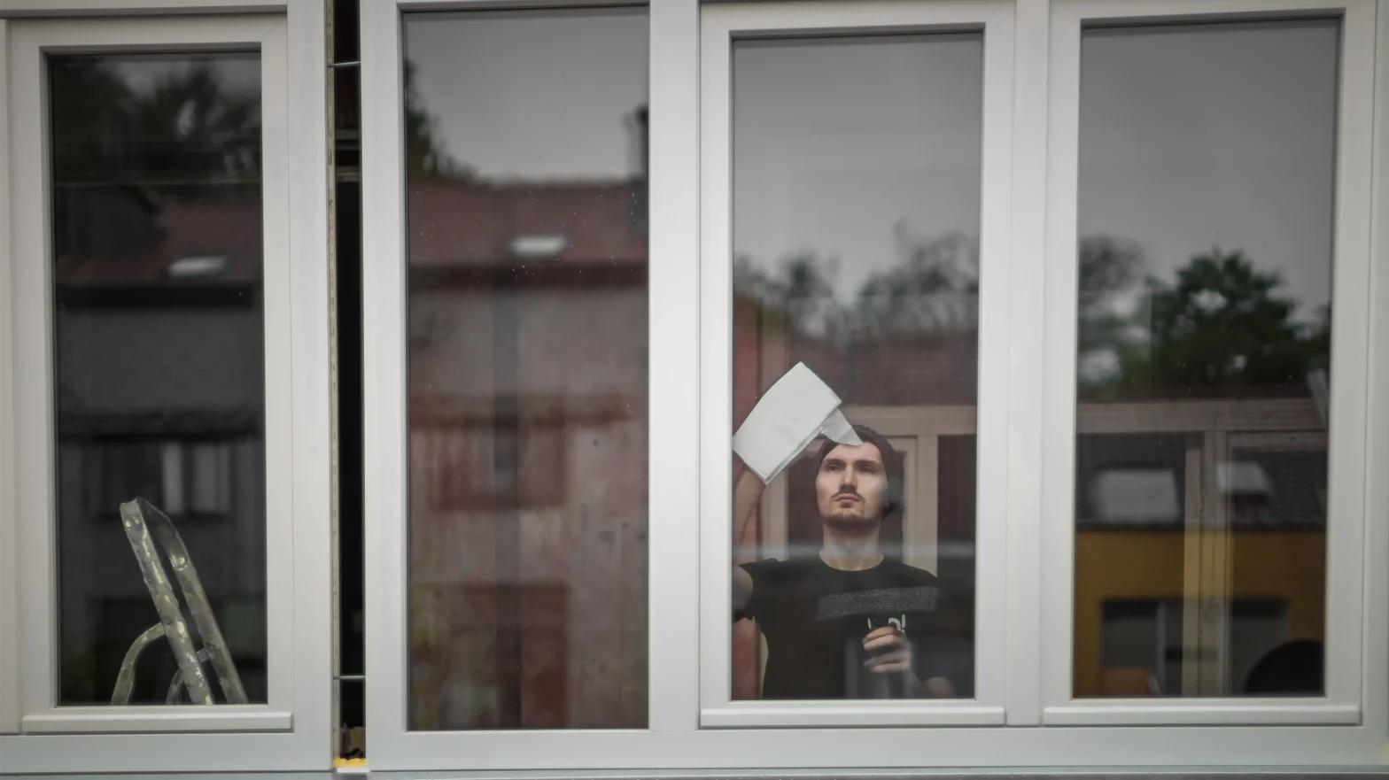 mężczyzna myjący okna przed renowacją