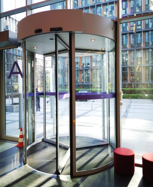 Folia przeciwsłoneczna na drzwiach