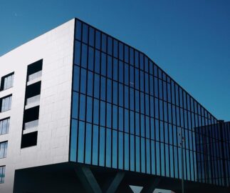 olia przeciwsłoneczna na budynku